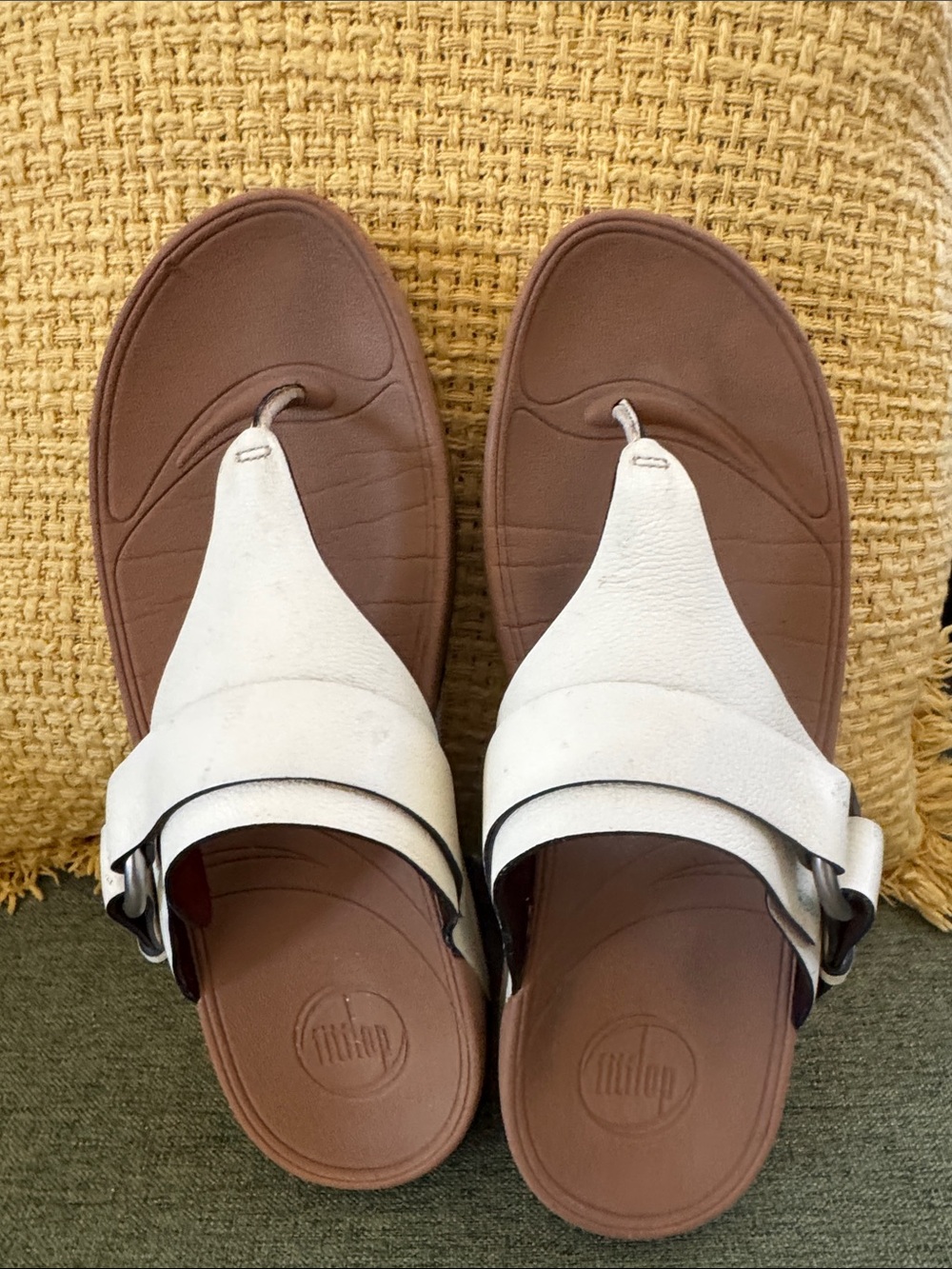 FitFlop White Leather Thong Sandals with Brown Footbed Womens Size 8